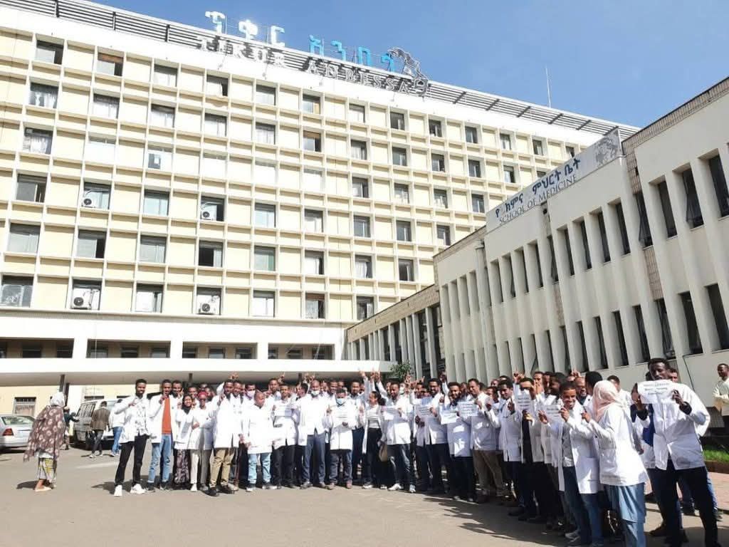 በኛ የተማሪነት ዘመን 6ኪሎ ግቢ ዶርም የሚመደቡ የህክምና ተማሪዎች ነበሩ።  የሁለተኛ አመት ተማሪ እያለን የመጀመሪያ አመት ህክምና ተማሪዎች እኛ ግቢ መጡ። ከነሱ መሃል አንዷ ረጅም ፣ ቀይ ፣ ሙስሊም አይኗ የሚያምር ልጅ (በጊዜው የሚያምር አይን እወድ ነበር) ...ሳያት ሳያት ደስ ትለኝ ጀመር።