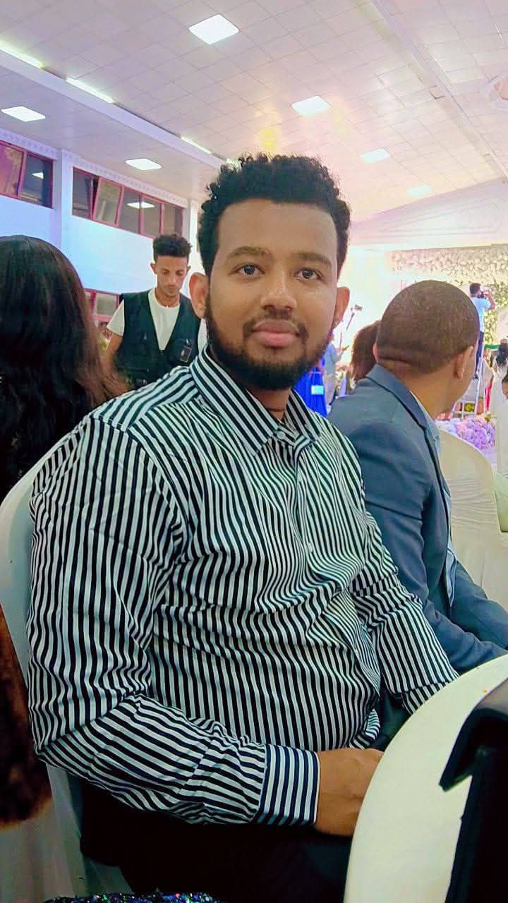 የጥቁር አንበሳ የመጨረሻ አመት የአጥንት ህክምና ስፔሻሊቲ ሬዚደንት የሆነው #ጀግናው          ዶ/ር ነብዩ ኤሊያስ ዛሬ ከእስር ተለቆ ወደ ቤቱ ገብቷል።🔥🔥